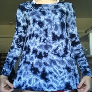 Long sleeve shirt.